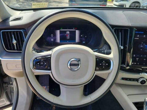 2024 Volvo XC60 B5 Core Dark Theme