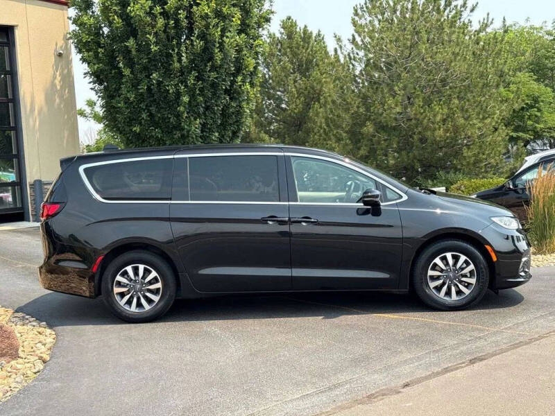 2024 Chrysler Pacifica Plug-In Hybrid Select