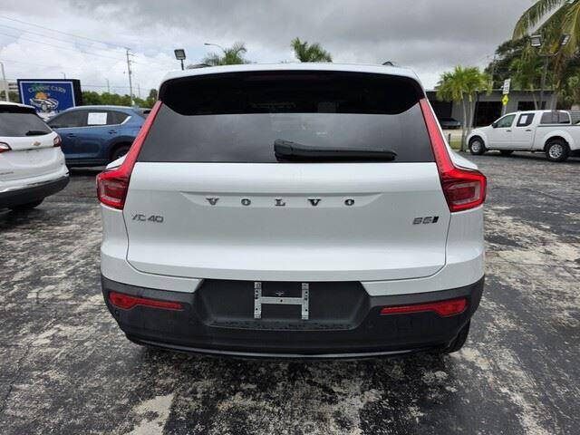 2024 Volvo XC40 B5 Plus Dark Theme