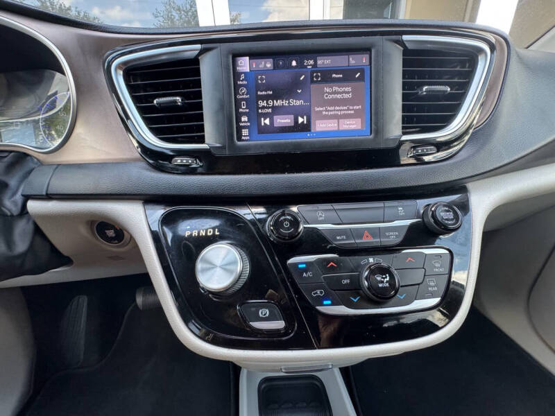 2022 Chrysler Voyager LX
