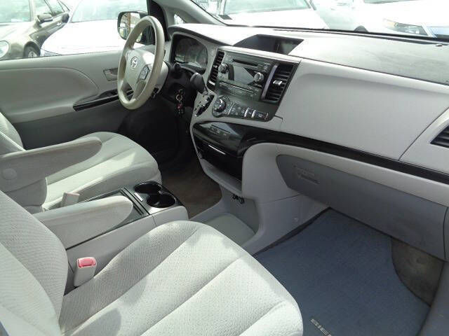 2014 Toyota Sienna LE 8-Passenger