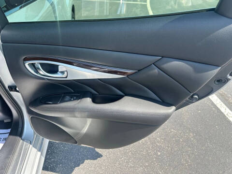 2015 Infiniti Q70 3.7