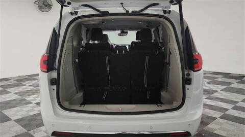 2024 Chrysler Pacifica Plug-In Hybrid Select