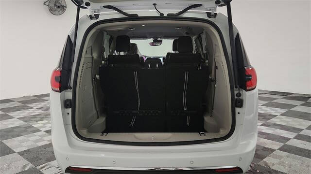 2024 Chrysler Pacifica Plug-In Hybrid Select