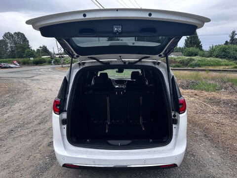 2025 Chrysler Pacifica Select
