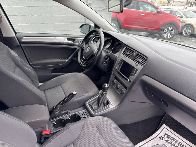 2017 Volkswagen Golf TSI S