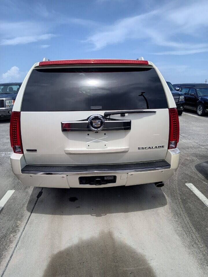 2011 Cadillac Escalade SUV / Crossover - $10,950