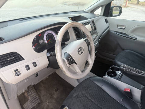 2014 Toyota Sienna SE 8-Passenger