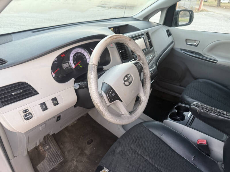 2014 Toyota Sienna SE 8-Passenger