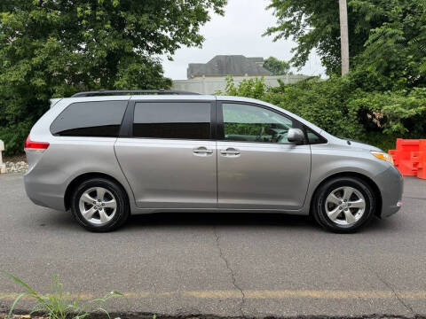 2013 Toyota Sienna LE 8-Passenger