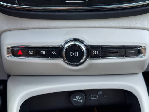 2024 Volvo XC40 B5 Ultimate Bright Theme