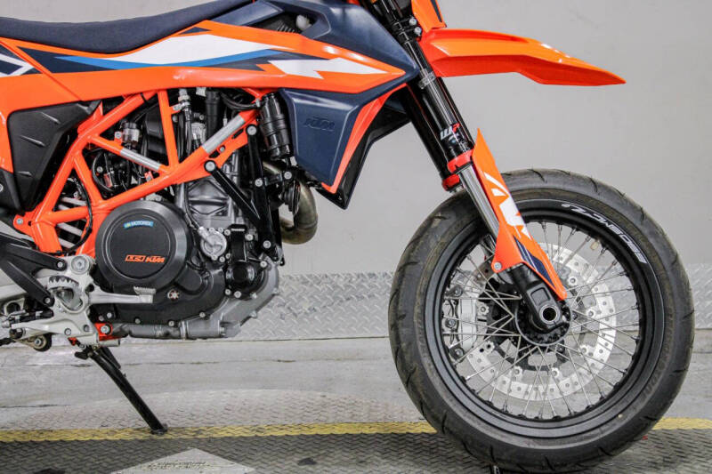 2024 KTM 690 SMC R