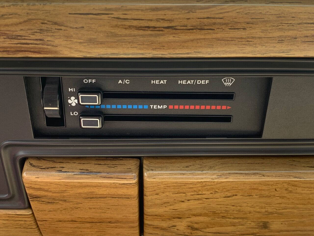 1989 Jeep Grand Wagoneer 18