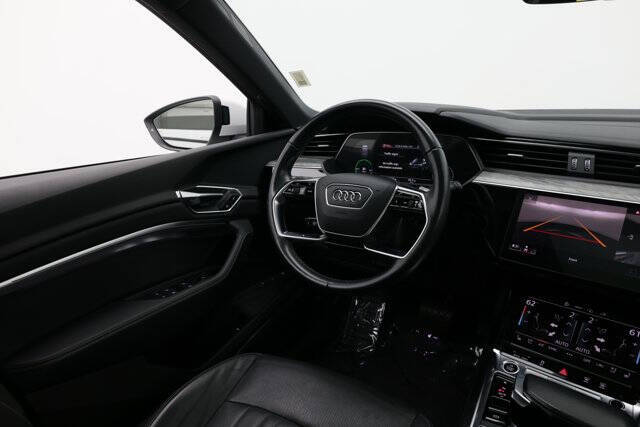 2022 Audi e-tron quattro Premium Plus