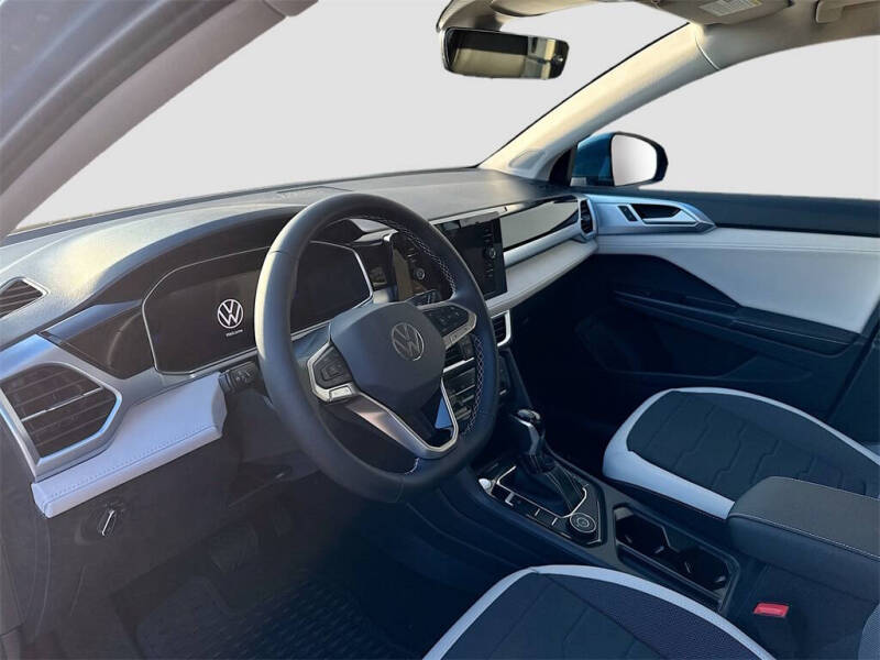 2025 Volkswagen Taos SE 4Motion