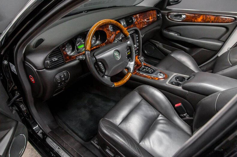 2004 Jaguar XJR
