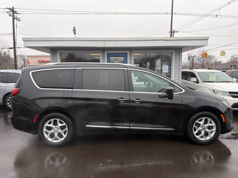 2017 Chrysler Pacifica Touring-L Plus