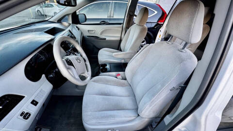 2014 Toyota Sienna LE 8-Passenger