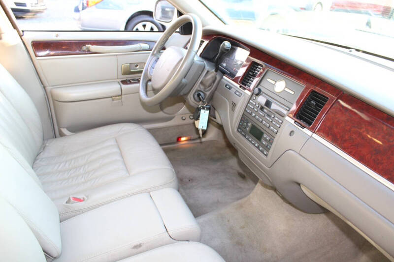 2005 Lincoln Town Car Signature