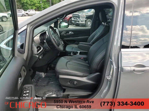 2025 Chrysler Pacifica Select