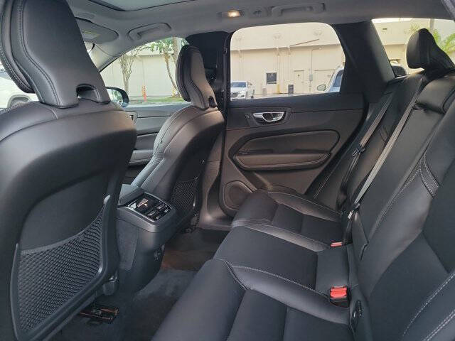 2025 Volvo XC60 B5 Ultra Dark Theme