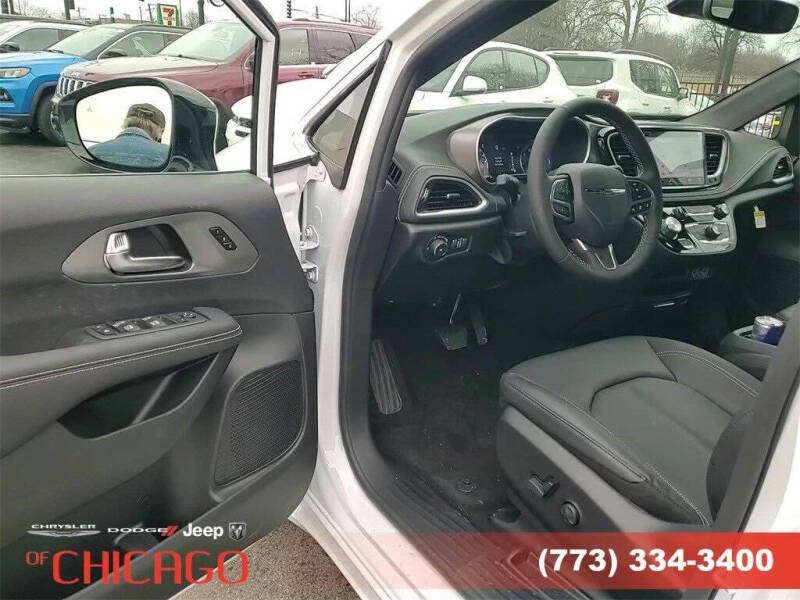 2025 Chrysler Pacifica Select