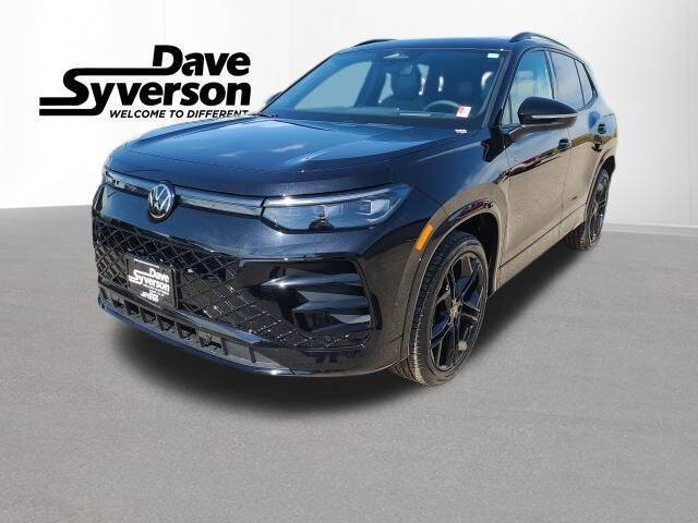 2025 Volkswagen Tiguan SE R-LINE BLACK's photo