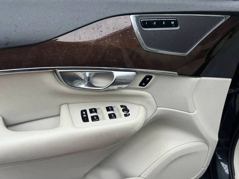 2016 Volvo XC90 T6 Momentum