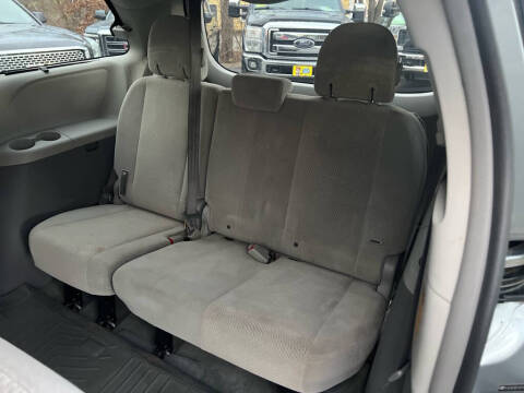 2013 Toyota Sienna LE 7-Passenger