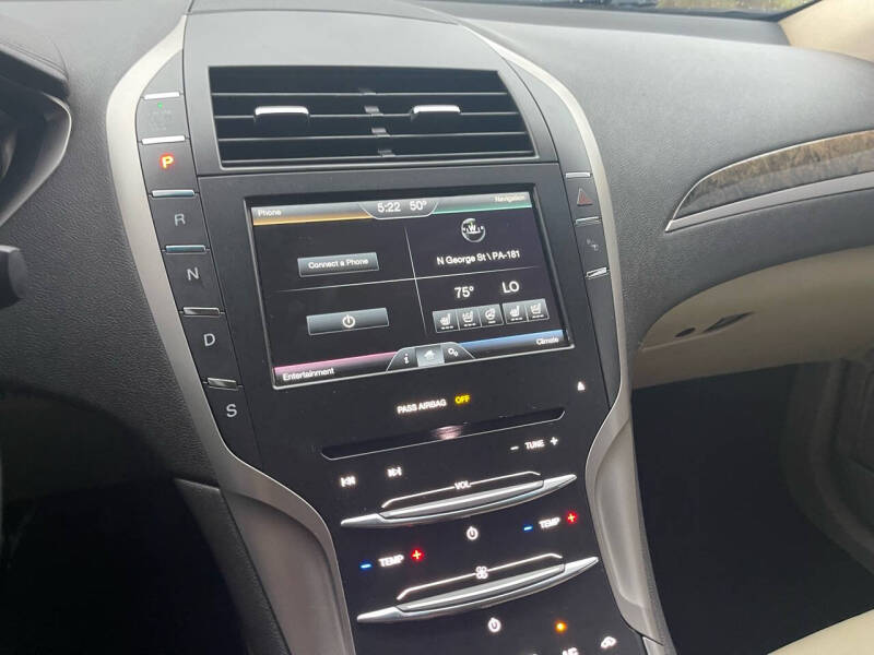 2016 Lincoln MKZ Base photo 19