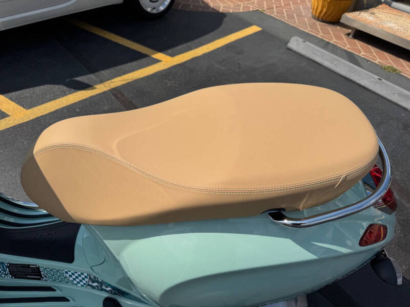 2025 Vespa Primavera 150 Batik