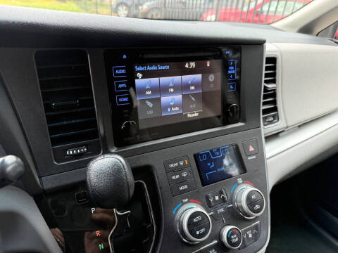 2017 Toyota Sienna LE 8-Passenger