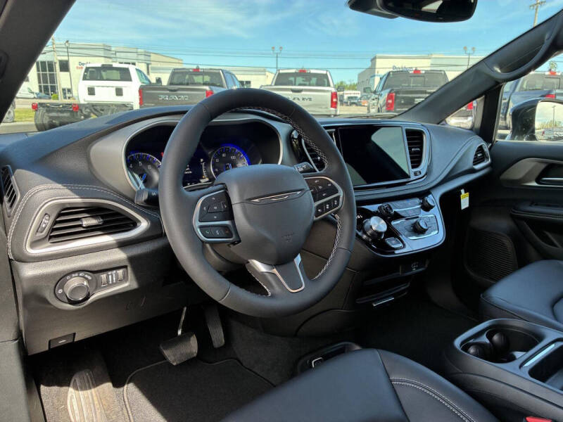2027 Chrysler Pacifica Select