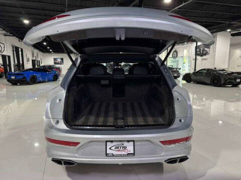 2023 Bentley Bentayga EWB V8