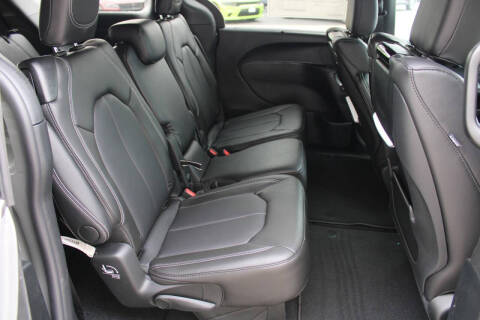 2025 Chrysler Pacifica Select