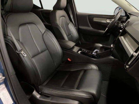 2025 Volvo XC40 B5 Plus Bright Theme