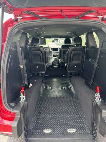 2027 Chrysler Pacifica Select