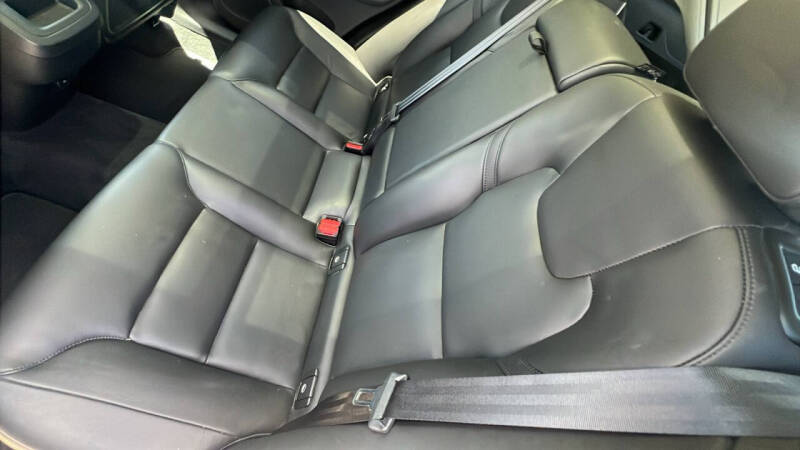 2024 Volvo XC60 B5 Core Dark Theme