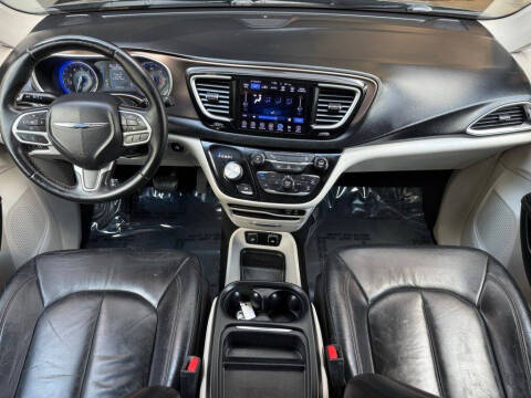 2017 Chrysler Pacifica Touring-L