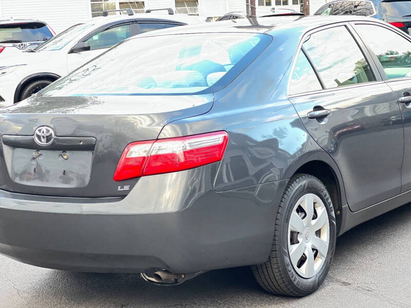 2009 Toyota Camry LE photo 13