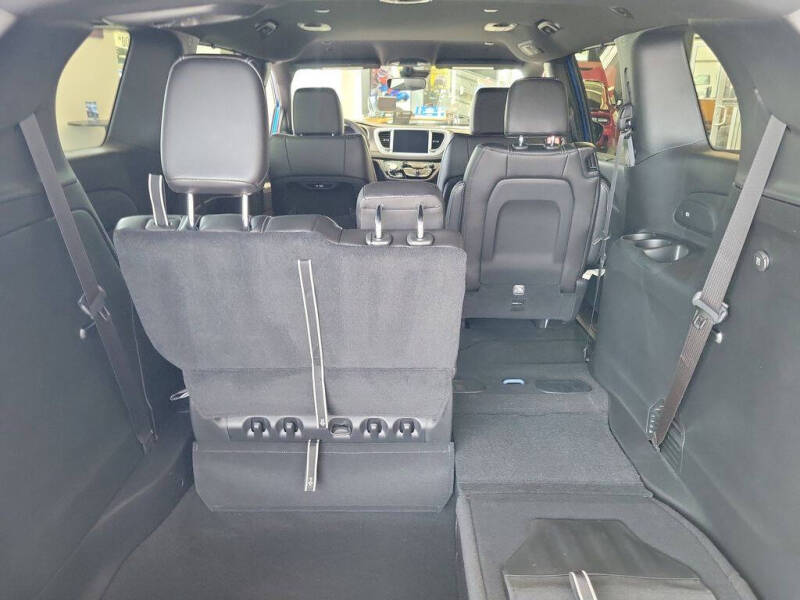 2027 Chrysler Pacifica Select