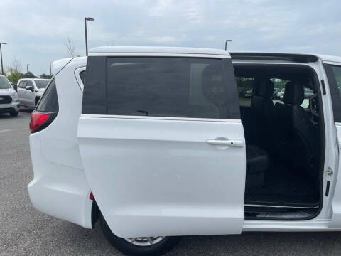 2027 Chrysler Pacifica Select