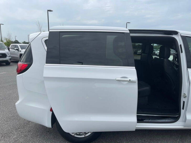 2027 Chrysler Pacifica Select