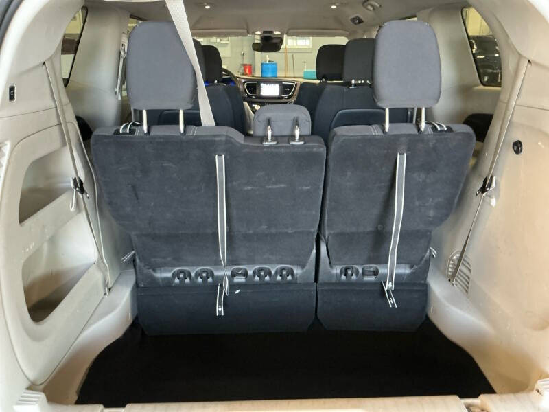 2023 Chrysler Voyager LX