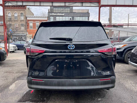 2022 Toyota Sienna LE 8-Passenger