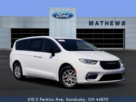 2025 Chrysler Pacifica Select