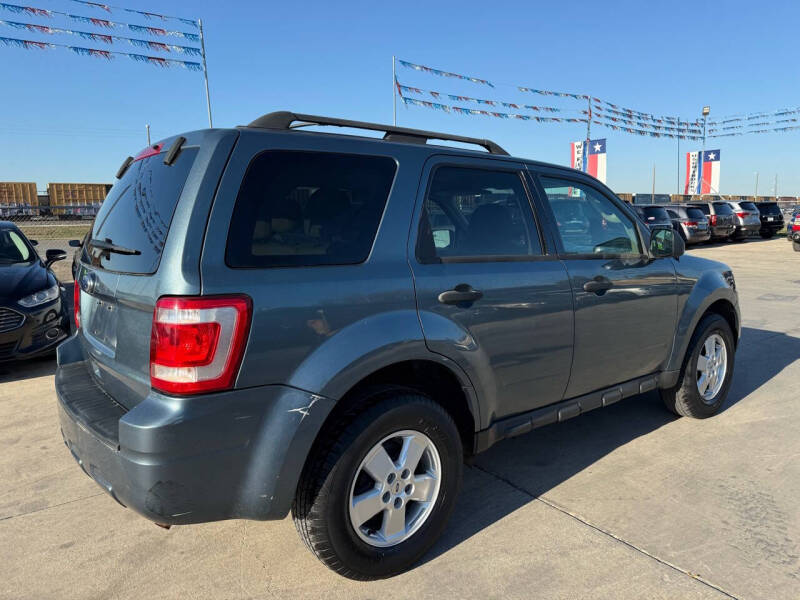 2010 Ford Escape XLT photo 4