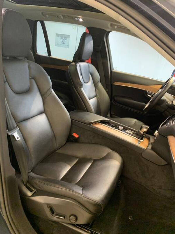 2022 Volvo XC90 T6 Momentum 7-Passenger