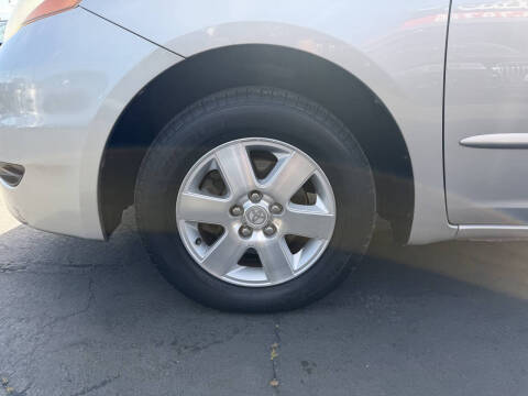 2006 Toyota Sienna LE 8 Passenger