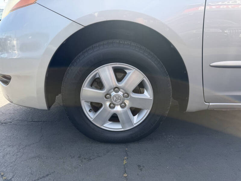 2006 Toyota Sienna LE 8 Passenger